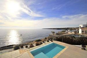 Vista de la piscina de Excellent seafront villa in Cala Pi o alrededores