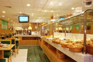 a restaurant with a lot of food in it at Hotel Astoria Copacabana in Rio de Janeiro