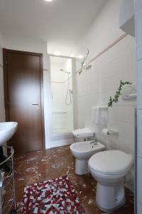 een badkamer met een toilet, een wastafel en een douche bij Le case di Elisa 3 in Genua