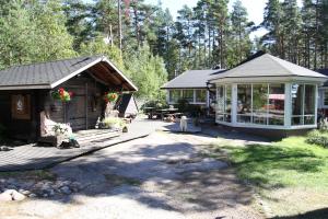 een hut en een paviljoen in een tuin bij Villa Vimpasaari in Hamina