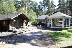 eine Hütte und einen Pavillon auf einem Hof in der Unterkunft Villa Vimpasaari in Hamina