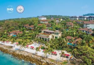 芭達雅南區的住宿－InterContinental Pattaya Resort, an IHG Hotel，从水面上可欣赏到度假村的空中景色