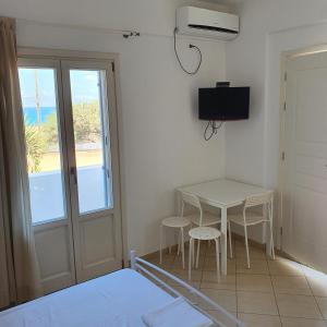 A television and/or entertainment centre at Agiassos Naxos Apartments Még 37 kép