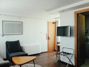 Televiisor ja/või meelelahutuskeskus majutusasutuses Le Pietri Urban Hotel