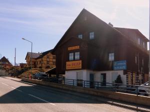 um edifício ao lado de uma estrada em Ośrodek Wypoczynkowy Regle em Zieleniec