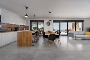 uma cozinha e sala de estar com mesa e cadeiras em Villa Askim Prestige em Opatija