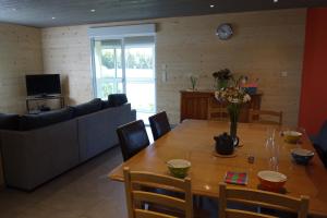 comedor con mesa y sofá en Gîte La Camarine - Les Estables - 8 places en Les Estables