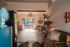sala de estar con sofá y mesa en Melrose Place Guestrooms, en Potchefstroom