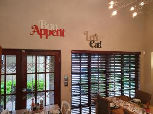 The Leopard Tree في بولوكوان: غرفة طعام مع طاولة ونوفذين