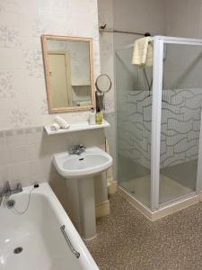 y baño con lavabo, ducha y aseo. en The Kingswood Guest House - Adult Only, en Weymouth