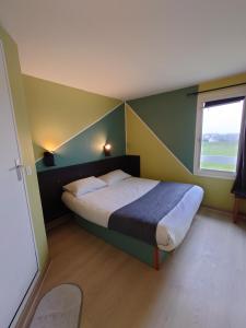 ボークーゼにあるFasthotel Angers Beaucouzéのベッドルーム(ベッド1台、窓付)