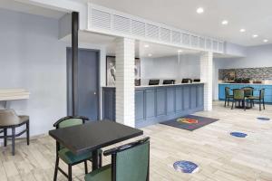 Gallery image of Super 8 by Wyndham Universal City in Universal City