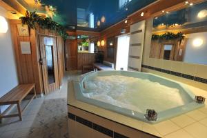 レ・コンタミンヌ・モンジョワにあるHotel Le Christianiaのジャグジー付きの広いバスルームが備わる建物内