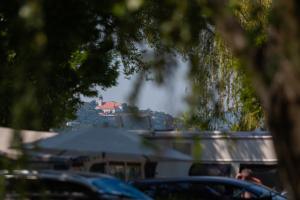 ザマールディにあるMirabella Campingの駐車場に停車した車の集団