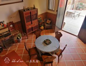 jadalnia ze stołem i krzesłami w pokoju w obiekcie île d'or 一朵民宿 - 中蘭 w mieście Jinsha