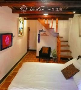 a bedroom with a bed and a stair case at île d'or 一朵民宿 - 中蘭 in Jinsha