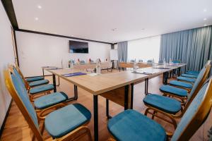 une salle de conférence avec une grande table et des chaises dans l'établissement Amara Hotel & SPA, à Durrës