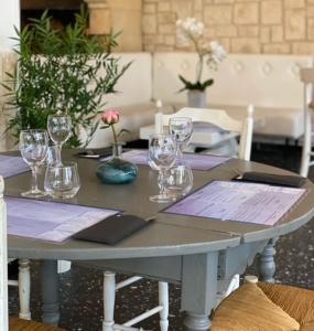 una mesa con copas de vino encima en Hôtel Restaurant La Plage, en Port-Saint-Louis-du-Rhône