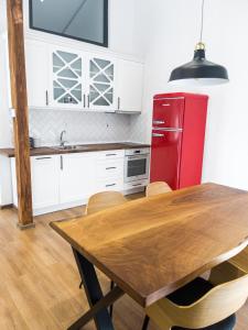 cocina con mesa de madera y nevera roja en Stylish loft studio with great view to Ardino, en Ardino
