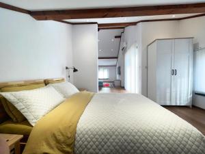 Rúm í herbergi á Stylish loft studio with great view to Ardino