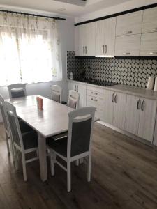 a kitchen with a table and chairs in a kitchen at Holiday Luxury Villa with private Garden in Şelimbăr