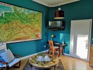 una sala de estar con un mapa grande en la pared en CASA NOSTRA, en Wesel