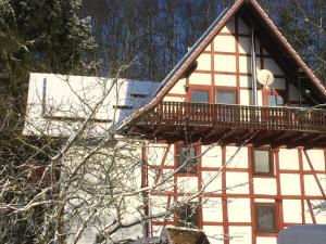 a house with a balcony on the side of it at Große Ferienwohnung auf Pferdehof Mitten in der Natur 