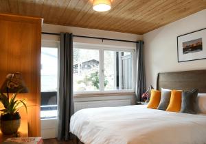 A bed or beds in a room at Chalet M