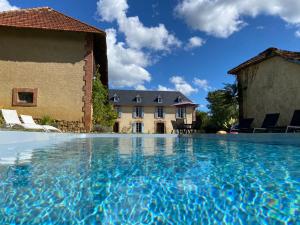 a swimming pool in front of a house at Maison de Haouret in Libaros