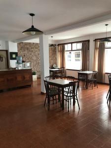 een eetkamer met tafels en stoelen en ramen bij Hotel Ser-Mar in San Bernardo