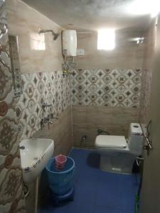 La petite salle de bains est pourvue de toilettes et d'un lavabo. dans l'établissement Radha Krishna Dham, à Vrindavan