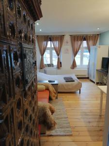 Un dormitorio con una cama y un sofá en una habitación. en Staszica Starówka, en Olsztyn