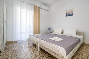 ein Schlafzimmer mit einem Bett mit zwei Handtüchern darauf in der Unterkunft Haus Irene in Potos