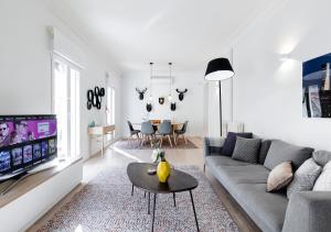 sala de estar con sofá, TV y mesa en Principe de Vergara Apartment II by Flatsweethome en Madrid