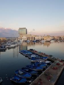 un grupo de barcos están atracados en un puerto en CASETTE BRIGANTI - monolocali indipendenti con angolo cottura, en Gallipoli