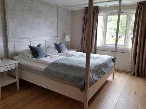 una camera da letto con letto e cuscini blu di Sanner Hotell a Gran