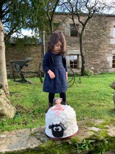 una niñita parada sobre un pastel en Cabaña - A Pastoriza - Lugo, en Baltar