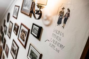 eine Wand mit Bildern und Fotos darauf in der Unterkunft Hotel Cavallino D'Oro Bed&Breakfast in Kastelruth