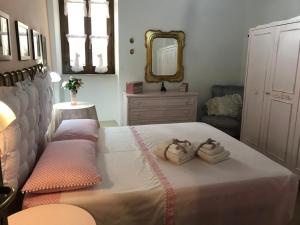 sypialnia z łóżkiem i dwoma ręcznikami na nim w obiekcie Casa vacanze I PINI E IL CILIEGIO w mieście Pale