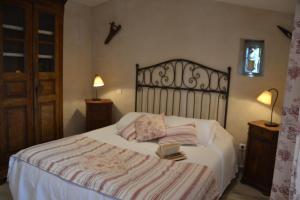 a bedroom with a bed and a lamp at Casa di Babbo in Macinaggio