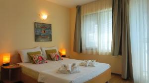 バルガルヴォにあるВила Помело - Family Villa Pomeloのベッドルーム1室(ベッド2台、白いタオル付)