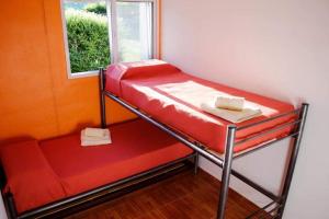 un lit superposé rouge dans une pièce avec une fenêtre dans l'établissement Aparts serranos, à San Antonio de Arredondo 15 autres photos