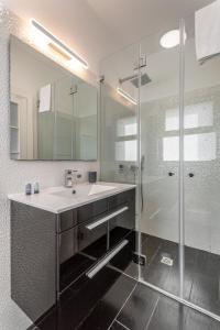 Ванная комната в Amazing 3Bedrooms 2 Baths Balcony and Parking PRV