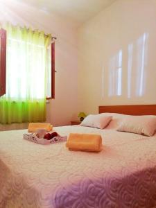 uma cama com duas toalhas e uma bandeja de comida em Holiday Home Blue Dream em Putniković