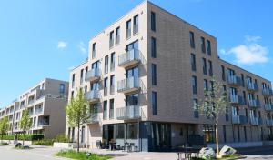 un gran edificio de ladrillo en una calle de la ciudad en qpartments en Oldenburg