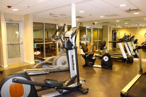 Posilňovňa alebo fitness centrum v ubytovaní Holiday Inn Express Hotel & Suites Waterford, an IHG Hotel