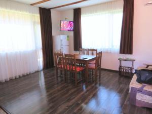 Et tv og/eller underholdning på Вила Едем - Villa Edem - Beach Bolata Area