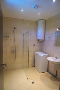 Et badeværelse på Вила Едем - Villa Edem - Beach Bolata Area