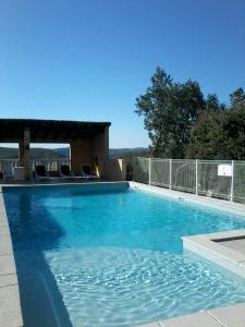 Piscina a Gîtes de l'Esquirou o a prop