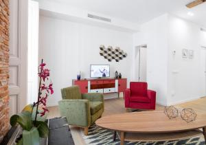 マドリードにあるMalasaña Apartment by Flatsweethomeのリビングルーム(椅子2脚、テーブル付)